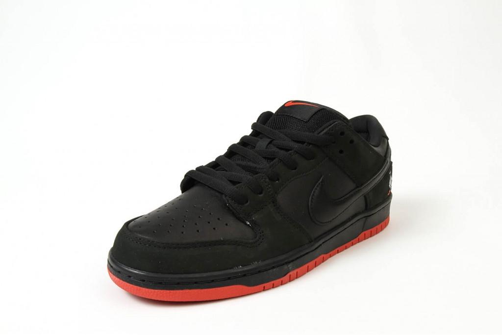 sb dunk low black pigeon