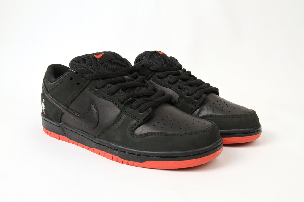 sb dunk low black pigeon