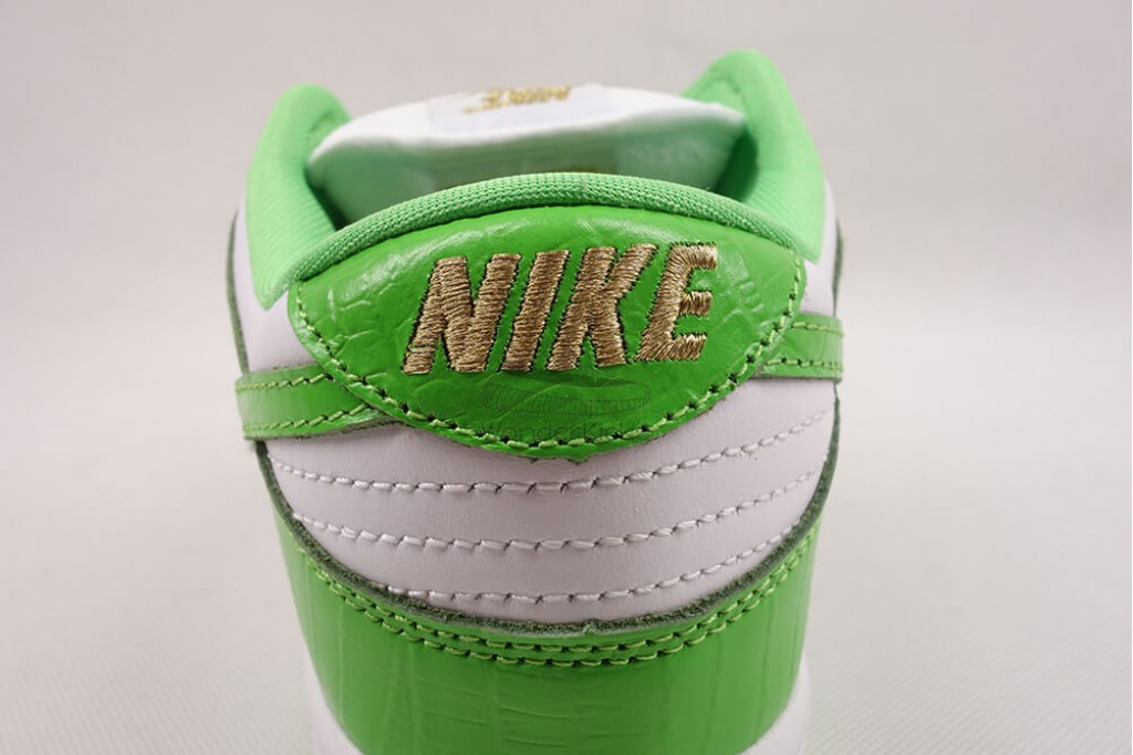 sb dunk low Sup*e stars mean green