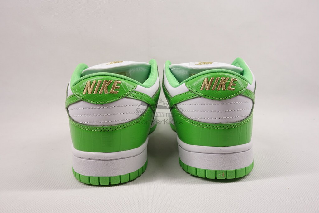 sb dunk low Sup*e stars mean green